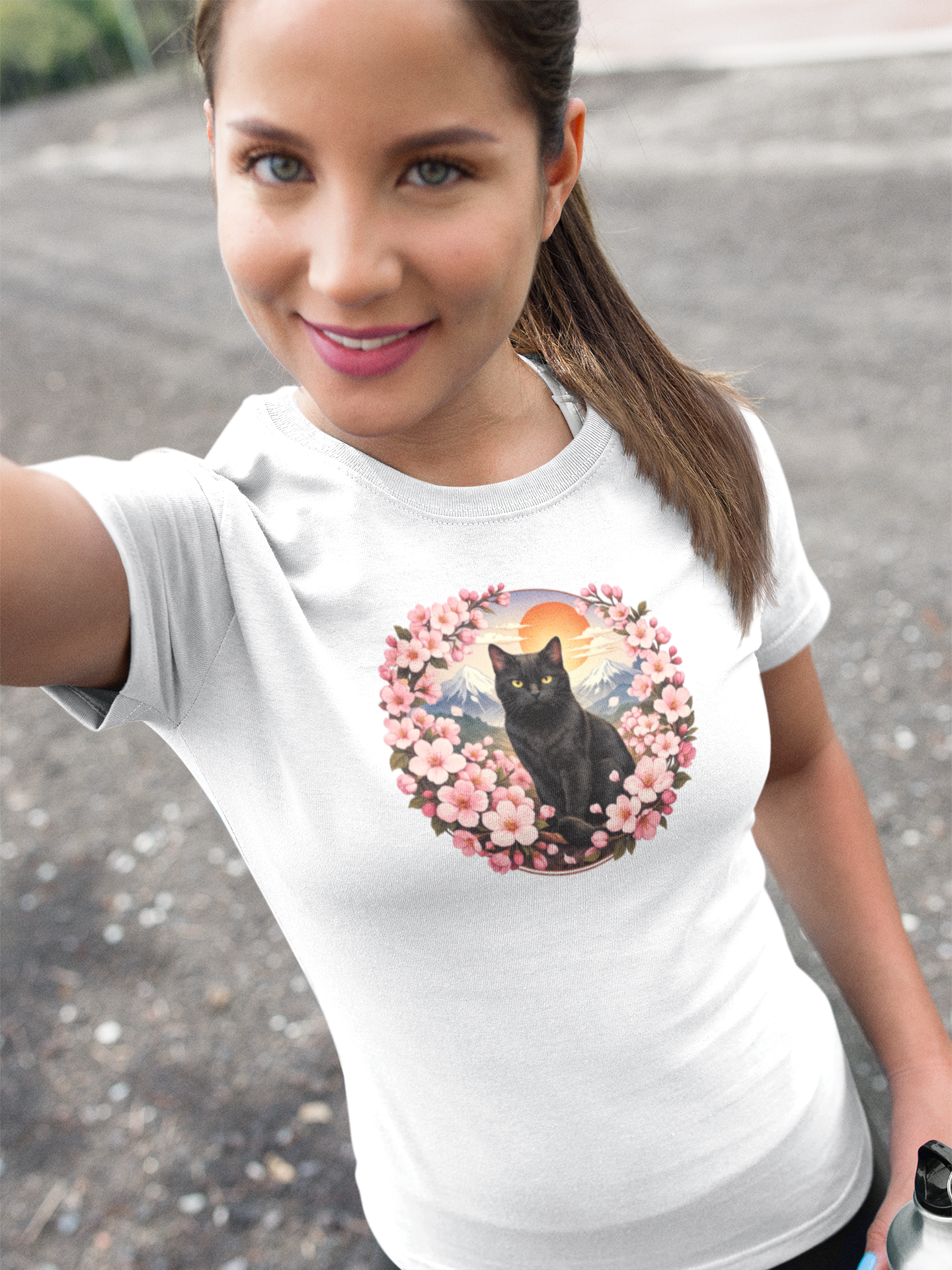 T-Shirt Gatto Nero Stile Giapponese con Fiori di Ciliegio